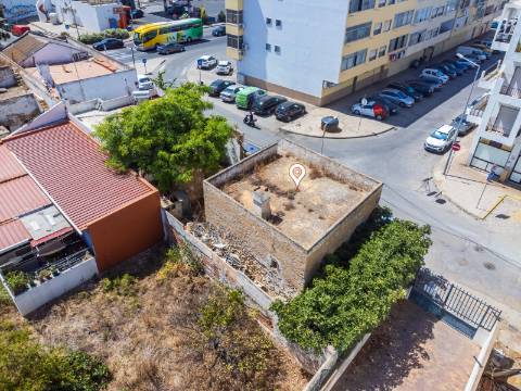 Terreno com Casa em ruínas no Centro de Olhão