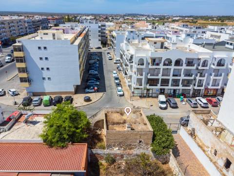 Terreno com Casa em ruínas no Centro de Olhão