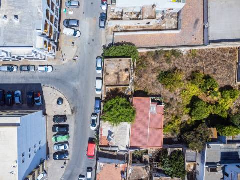 Terreno com Casa em ruínas no Centro de Olhão