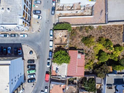 Terreno com Casa em ruínas no Centro de Olhão