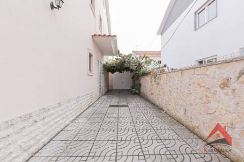 Moradia Isolada T4 com Aproveitamento de Sótão - Quinta do Conde