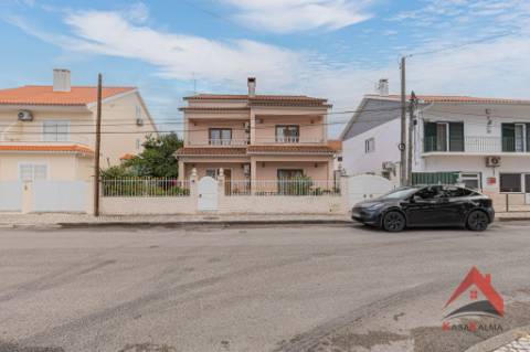 Moradia Isolada T4 com Aproveitamento de Sótão - Quinta do Conde