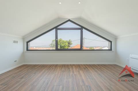 Oportunidade Única em Palmela Duas Moradias | Excelente Opção para Habitação e Investimento