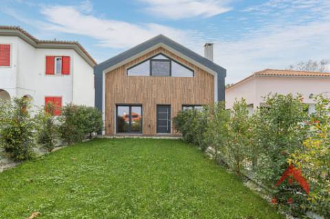 Oportunidade Única em Palmela Duas Moradias | Excelente Opção para Habitação e Investimento