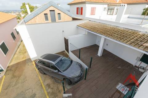 Oportunidade Única em Palmela Duas Moradias | Excelente Opção para Habitação e Investimento