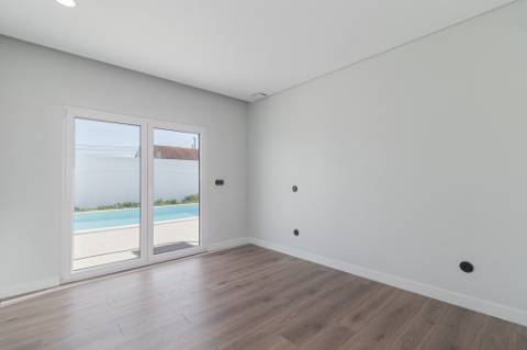 Moradia T4 Térrea com Piscina | Azeitão | Lote 750m²