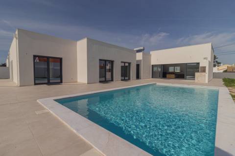 Moradia T4 Térrea com Piscina | Azeitão | Lote 750m²