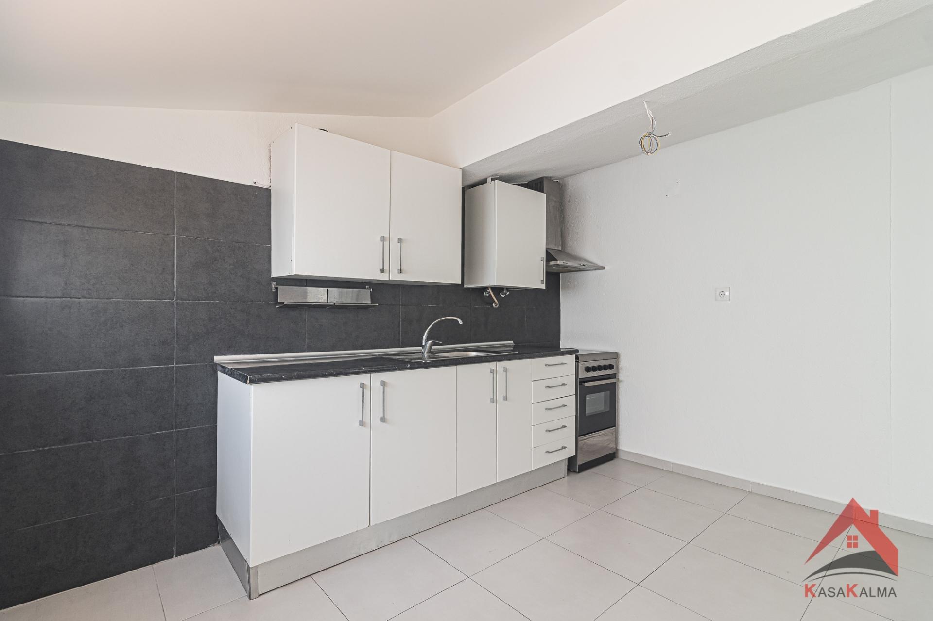 Arrenda-se T1 Totalmente Remodelado - Pronto a Habitar!