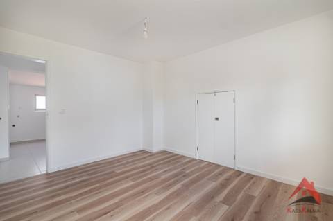 Arrenda-se T1 Totalmente Remodelado - Pronto a Habitar!
