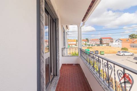 Arrenda-se T1 Totalmente Remodelado - Pronto a Habitar!