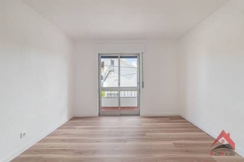 Arrenda-se T1 Totalmente Remodelado - Pronto a Habitar!