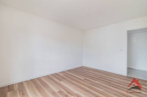 Arrenda-se T1 Totalmente Remodelado - Pronto a Habitar!