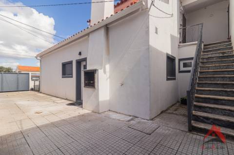 Arrenda-se T1 Totalmente Remodelado - Pronto a Habitar!