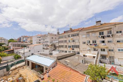 T2 Moderno e Acolhedor no Coração de Almada