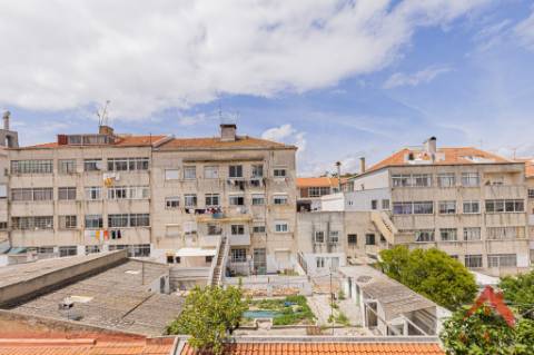 T2 Moderno e Acolhedor no Coração de Almada