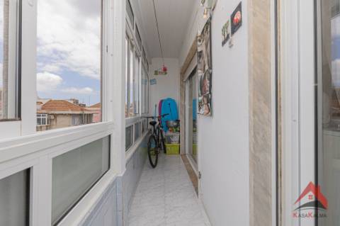 T2 Moderno e Acolhedor no Coração de Almada