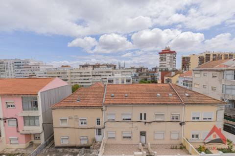 T2 Moderno e Acolhedor no Coração de Almada