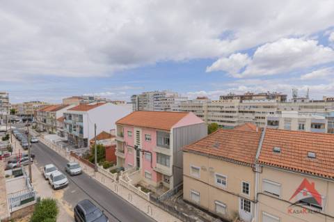 T2 Moderno e Acolhedor no Coração de Almada