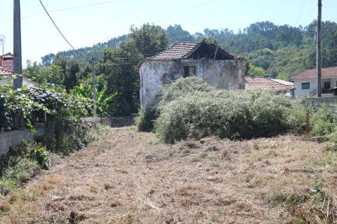 Terreno de 1100m2 com casa para restaurar e ainda com possibilidade de construir outra moradia, dado o terreno ser de construção com frente para duas ruas.