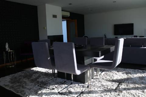 4 suites, cozinha equipada e painel solar!
