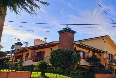 Vivenda Ideal para quem procura espaço , conforto e localização privilegiada.