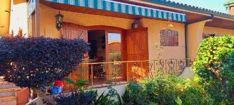 Vivenda Ideal para quem procura espaço , conforto e localização privilegiada.