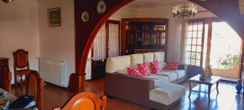 Vivenda Ideal para quem procura espaço , conforto e localização privilegiada.