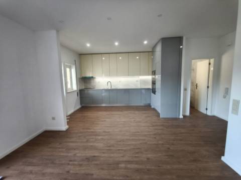 T3 Renovado com terraço em prédio também totalmente renovado com revestimento em capoto