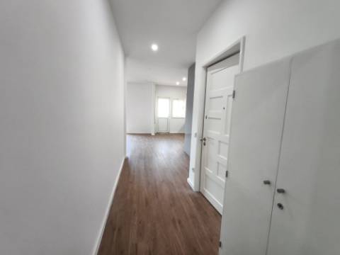 T3 Renovado com terraço em prédio também totalmente renovado com revestimento em capoto