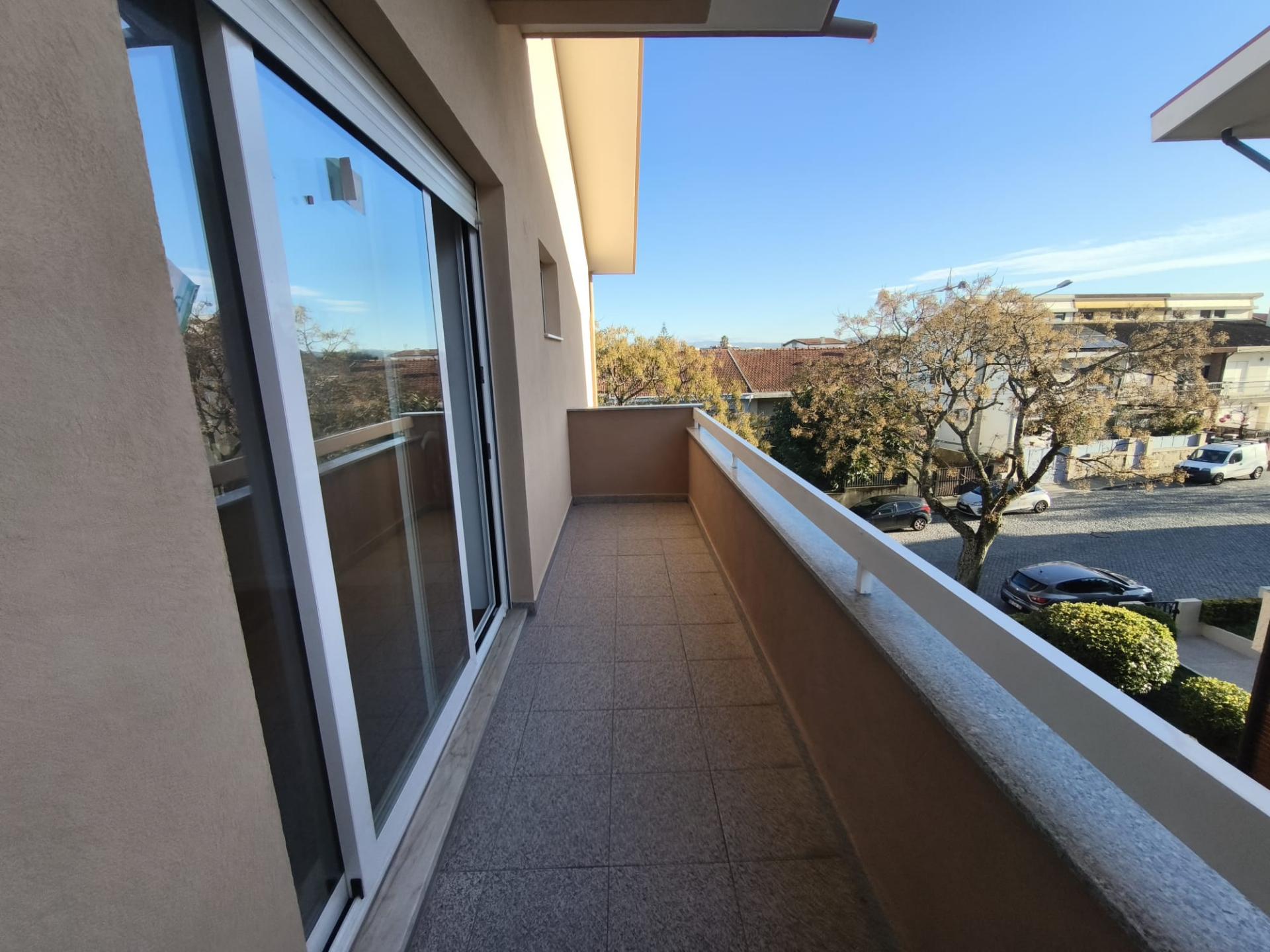 T3 Renovado com terraço em prédio também totalmente renovado com revestimento em capoto