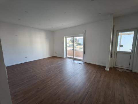 T3 Renovado com terraço em prédio também totalmente renovado com revestimento em capoto