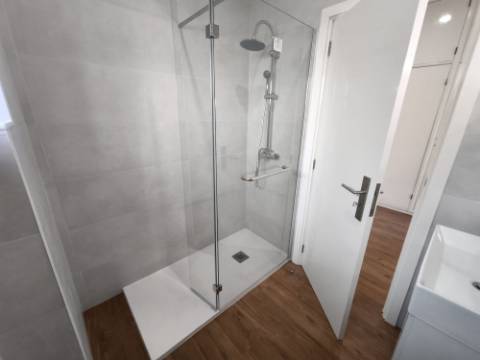 T3 Renovado com terraço em prédio também totalmente renovado com revestimento em capoto