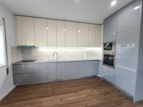 T3 Renovado com terraço em prédio também totalmente renovado com revestimento em capoto