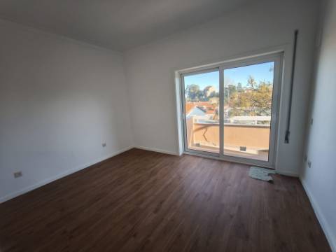 T3 Renovado com terraço em prédio também totalmente renovado com revestimento em capoto