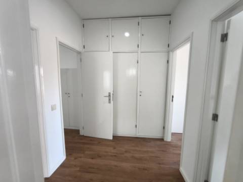 T3 Renovado com terraço em prédio também totalmente renovado com revestimento em capoto