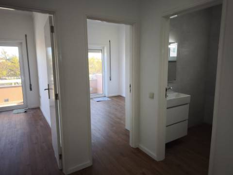 T3 Renovado com terraço em prédio também totalmente renovado com revestimento em capoto