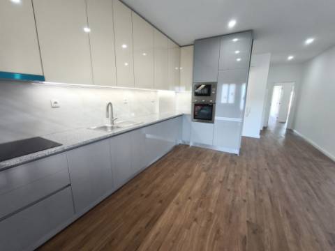 T3 Renovado com terraço em prédio também totalmente renovado com revestimento em capoto