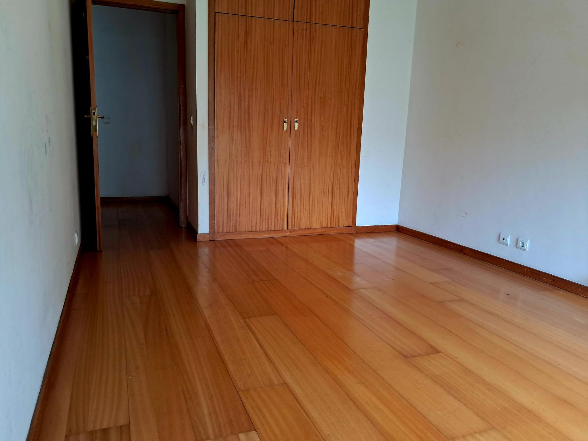 T2 no r/c duas casas de banho e ótima exposição solar