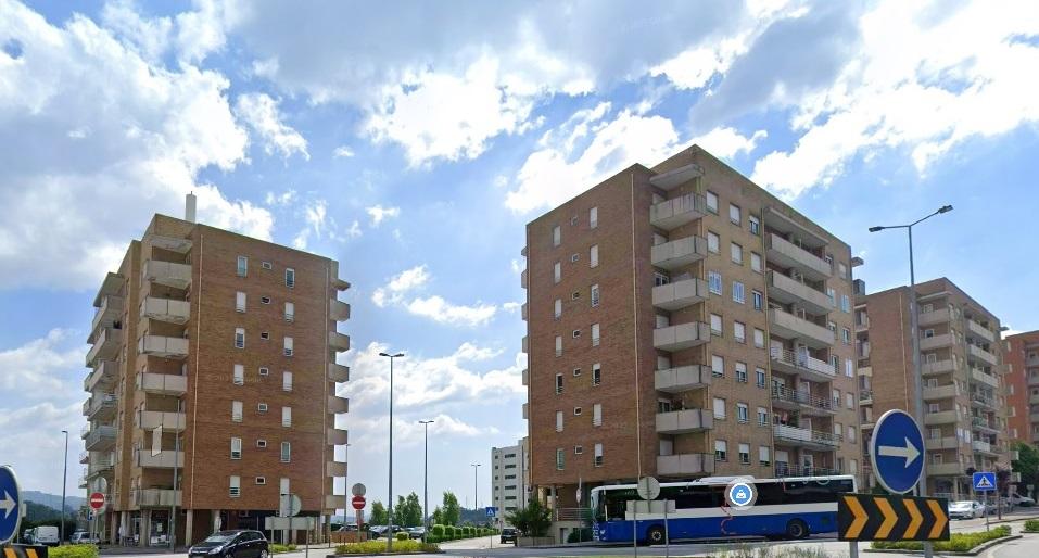 Arrenda se T2 mobilado com suíte e garagem.