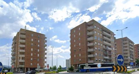 Arrenda se T2 mobilado com suíte e garagem.
