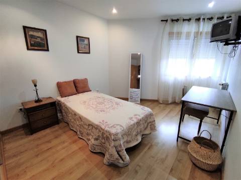 Quarto para arrendamento em São Martinho do Bispo