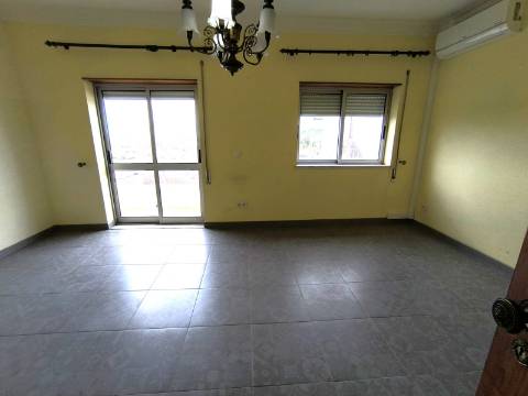 Apartamento T3 para arrendamento em Santa Clara