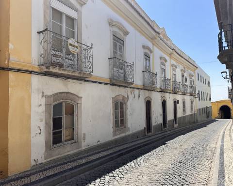 Prestígioso edifício histórico para renovar, 706 m2, no centro da cidade de Elvas.