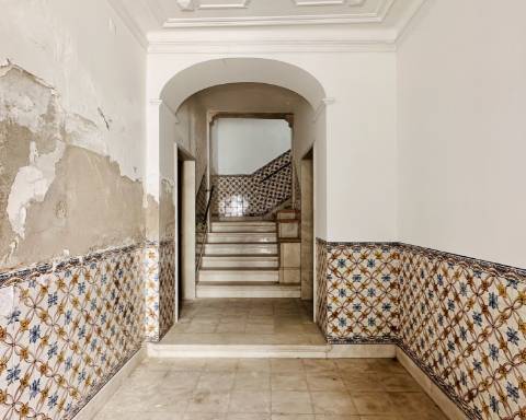 Prestígioso edifício histórico para renovar, 706 m2, no centro da cidade de Elvas.