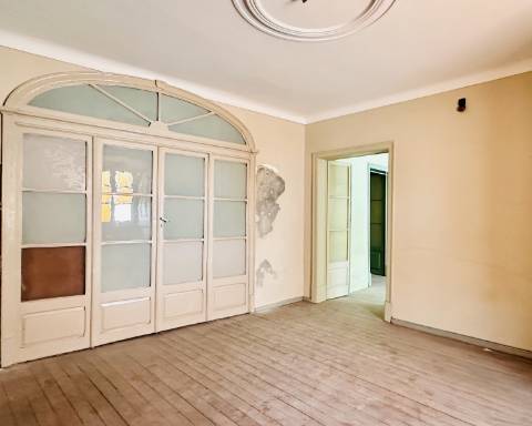 Prestígioso edifício histórico para renovar, 706 m2, no centro da cidade de Elvas.