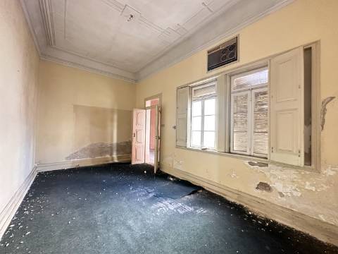 Prestígioso edifício histórico para renovar, 706 m2, no centro da cidade de Elvas.