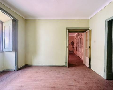 Prestígioso edifício histórico para renovar, 706 m2, no centro da cidade de Elvas.