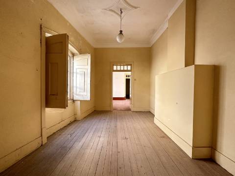 Prestígioso edifício histórico para renovar, 706 m2, no centro da cidade de Elvas.