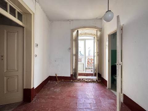 Prestígioso edifício histórico para renovar, 706 m2, no centro da cidade de Elvas.