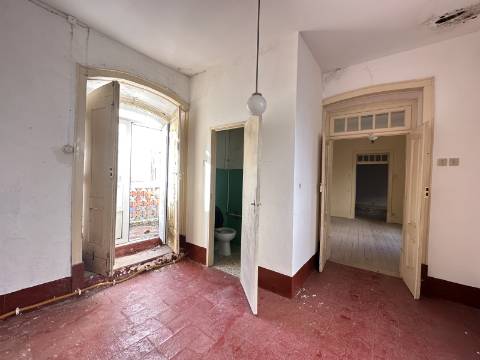 Prestígioso edifício histórico para renovar, 706 m2, no centro da cidade de Elvas.